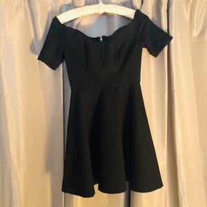 🎉HP🎉Guess ✨ Black 💥 Off-Shoulder 🌟 Skater Dress